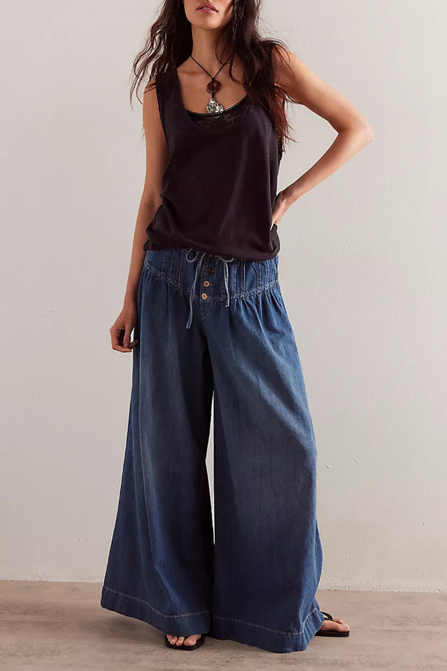 Liv | Löst sittande jeans i denimtyg med vida ben