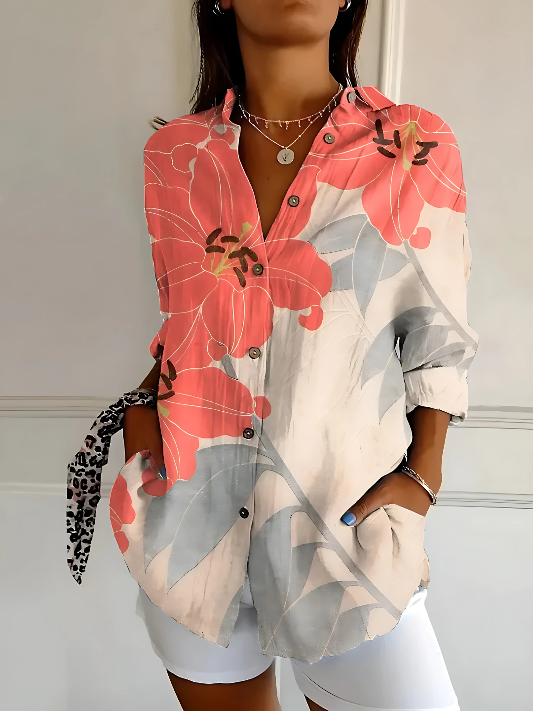 Elise | Knappblus: Avslappnad passform och feminin stil