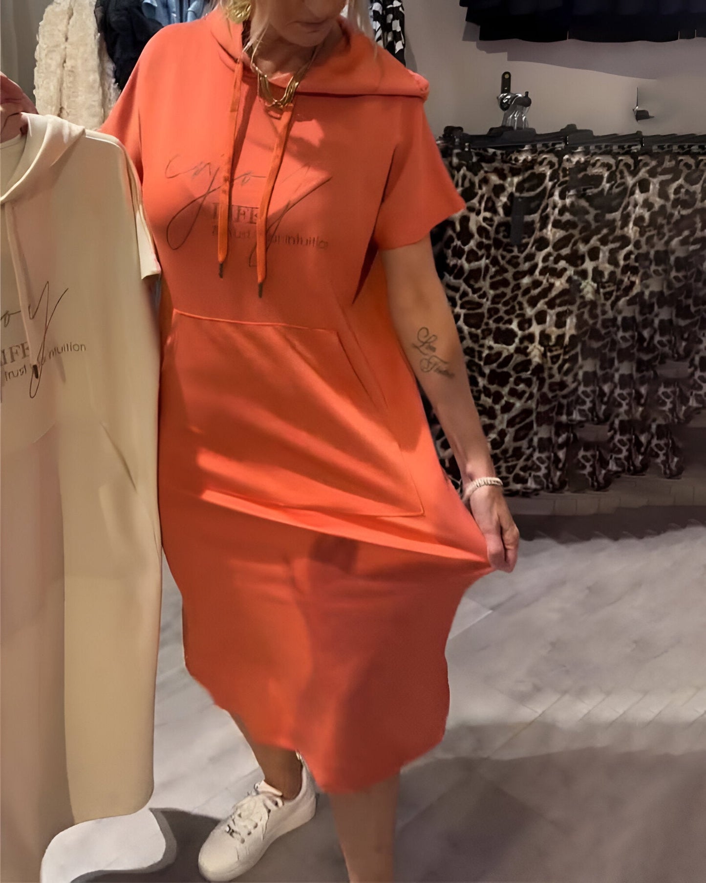 Hilda | Chic streetwear-hoodieklänning med dragskohuva