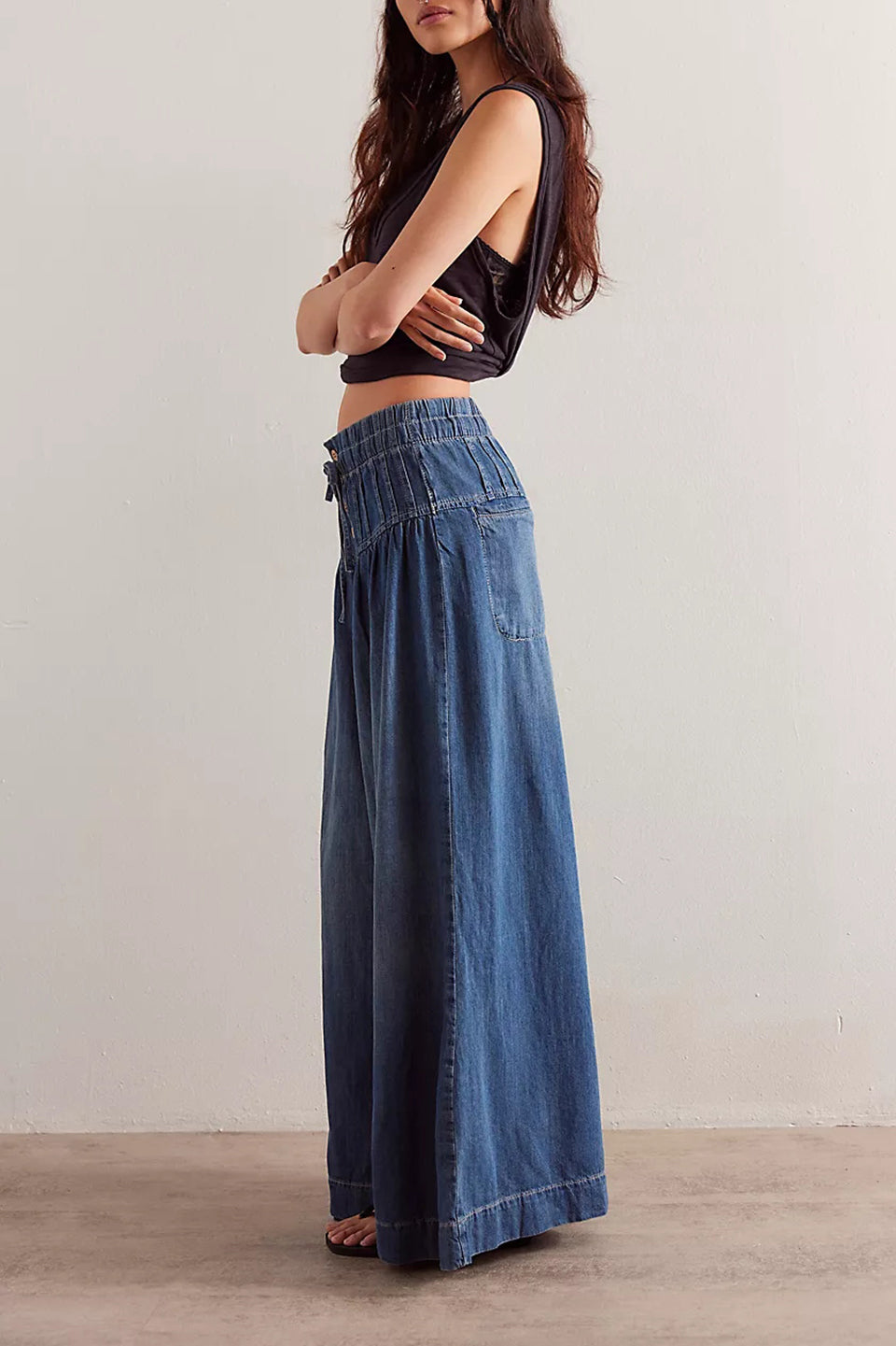Liv | Löst sittande jeans i denimtyg med vida ben