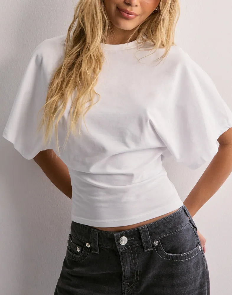Vera | Chic boxig crop-topp med formad fåll