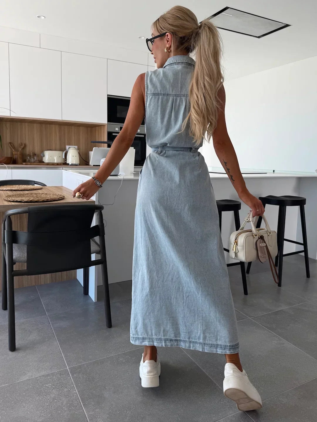 Valléa | Ärmlös midiklänning i denim med knäppning och midjeband