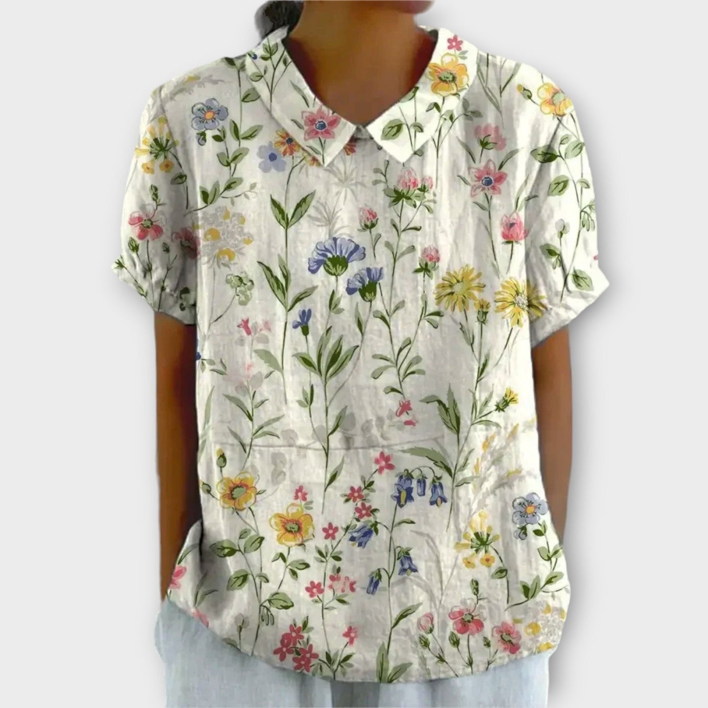 Vera | Blommig blus i mjukt tyg som andas