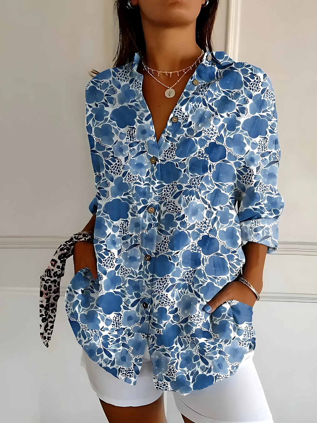Elise  | Knappblus: Avslappnad passform och feminin stil
