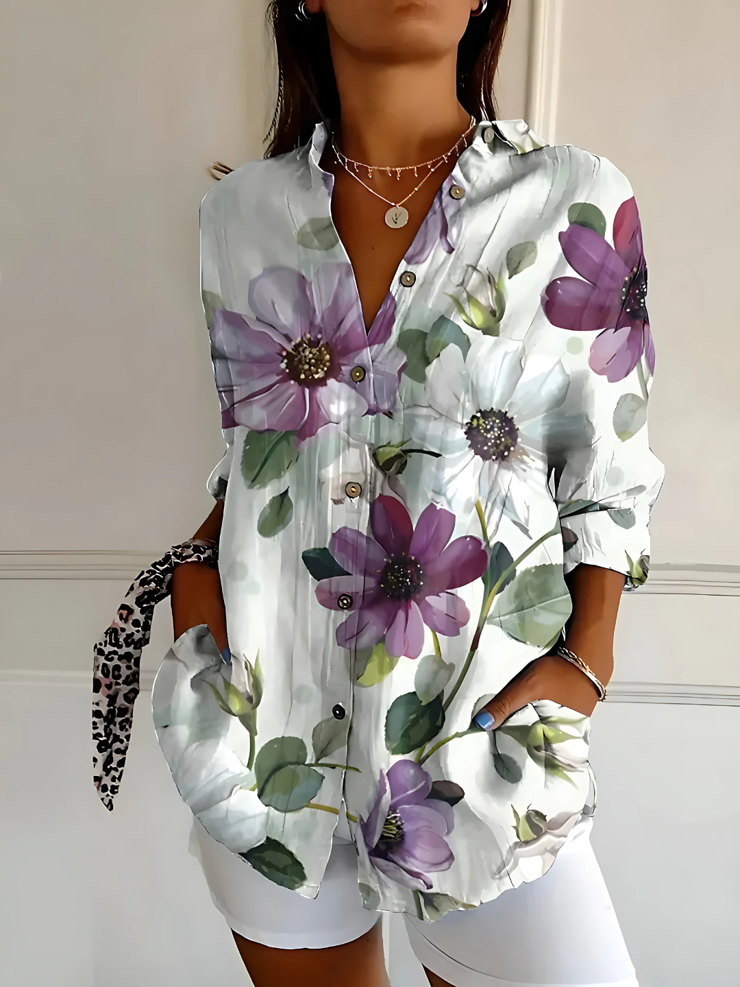 Elise  | Knappblus: Avslappnad passform och feminin stil