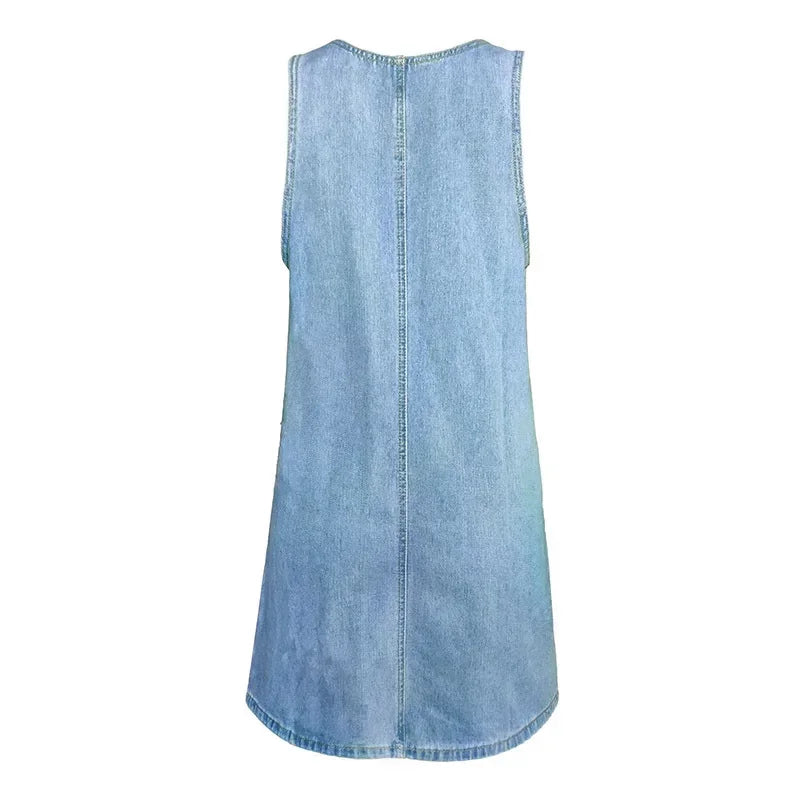 Saphira | Denim­miniklänning med axelbandsknäppning och patchfickor