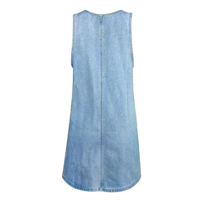 Saphira | Denim­miniklänning med axelbandsknäppning och patchfickor