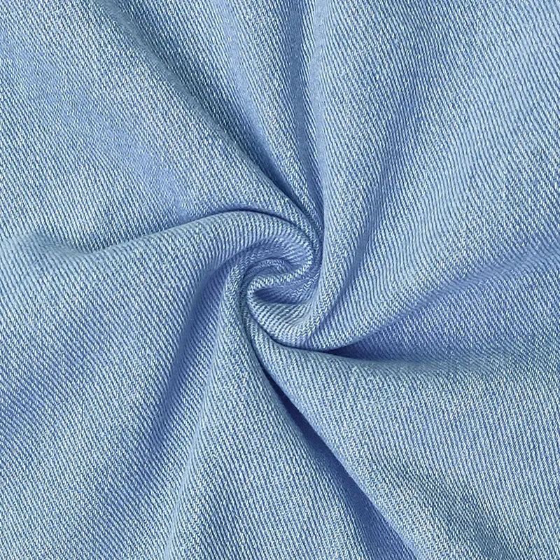 Saphira | Denim­miniklänning med axelbandsknäppning och patchfickor