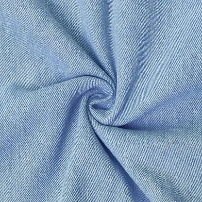 Saphira | Denim­miniklänning med axelbandsknäppning och patchfickor