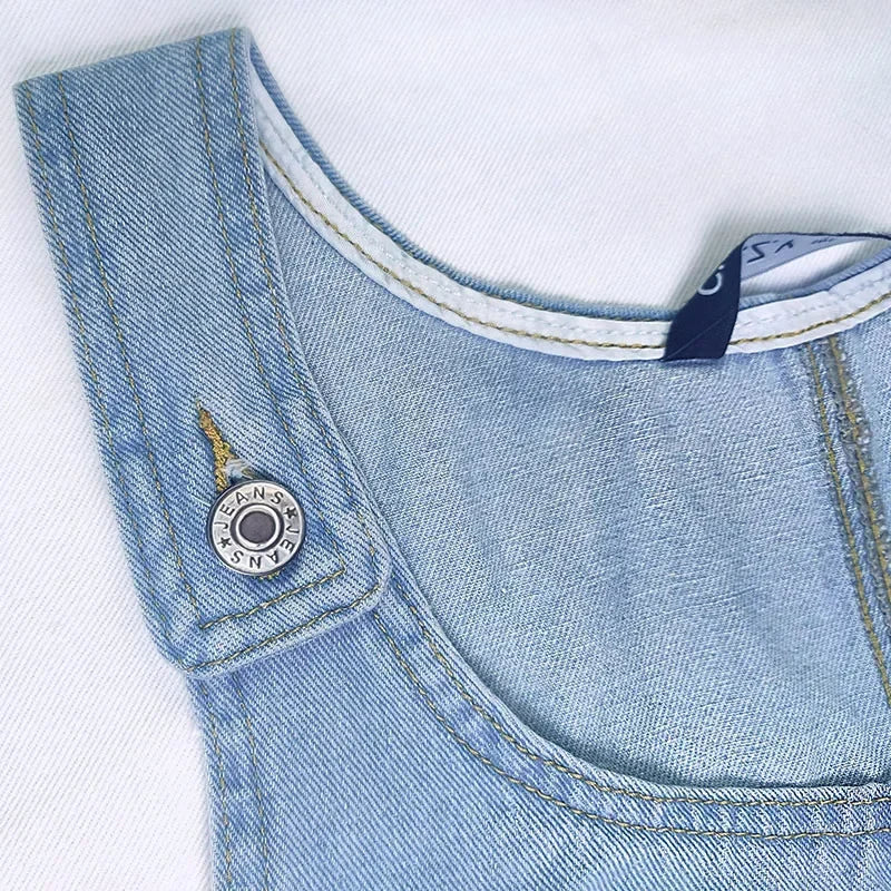 Saphira | Denim­miniklänning med axelbandsknäppning och patchfickor