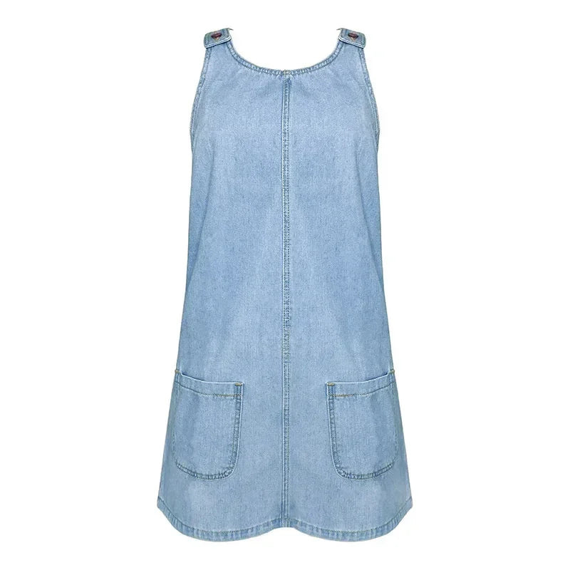 Saphira | Denim­miniklänning med axelbandsknäppning och patchfickor
