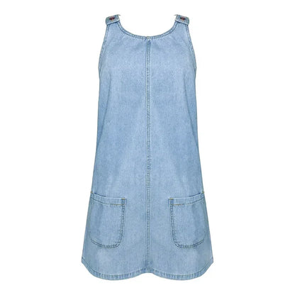 Saphira | Denim­miniklänning med axelbandsknäppning och patchfickor