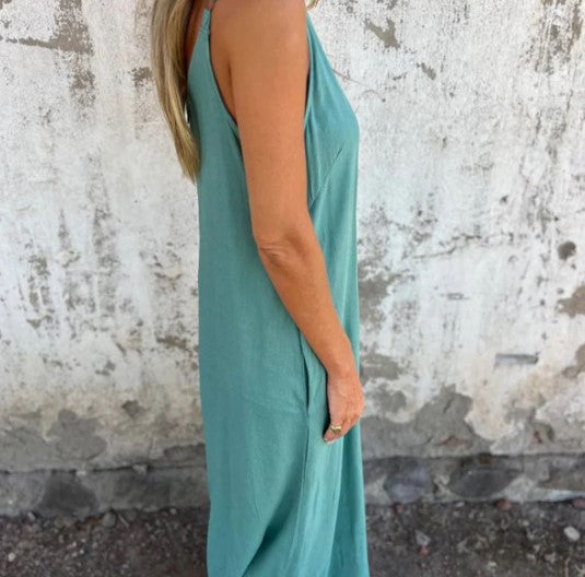 Silje | Lätt jumpsuit med utsvängd fåll och bakre kontursömmar