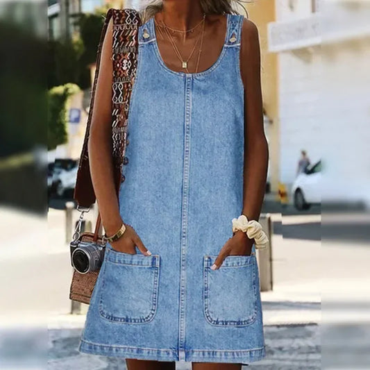 Saphira | Denim­miniklänning med axelbandsknäppning och patchfickor