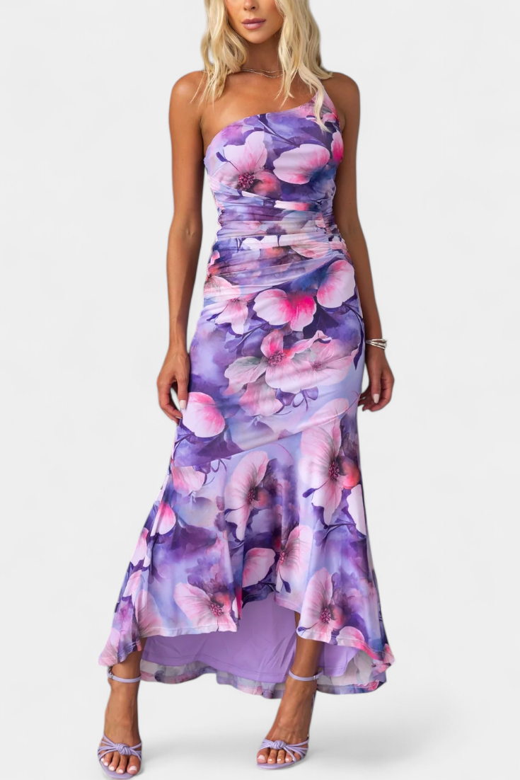 Elise | Bodycon-klänning med asymmetrisk ärm och stilrent blommönster