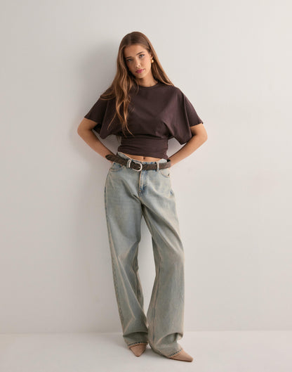 Vera | Chic boxig crop-topp med formad fåll