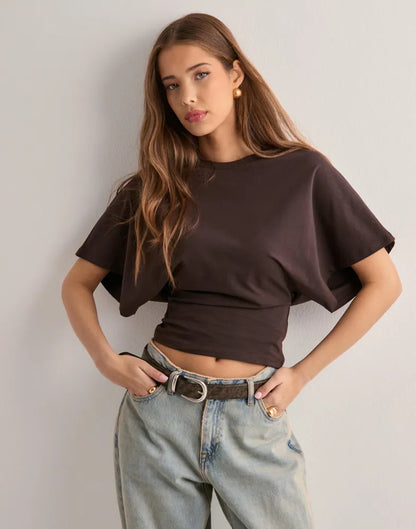 Vera | Chic boxig crop-topp med formad fåll