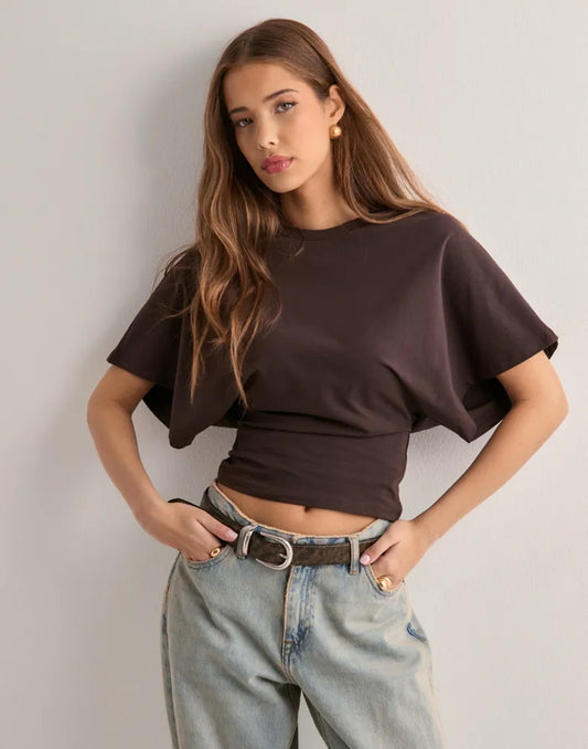 Vera | Chic boxig crop-topp med formad fåll
