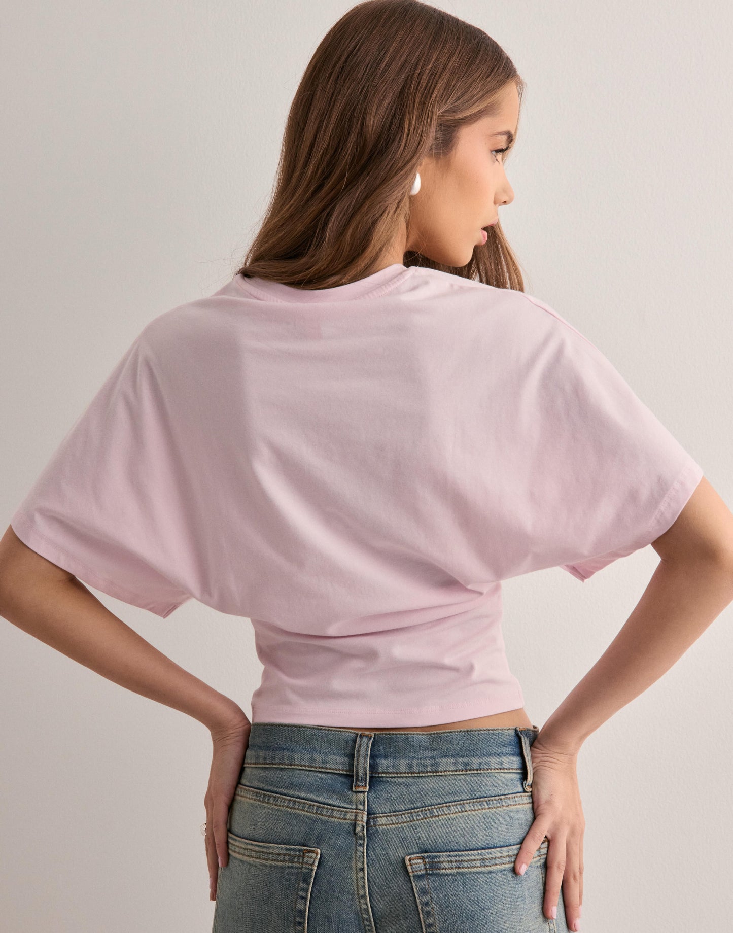 Vera | Chic boxig crop-topp med formad fåll