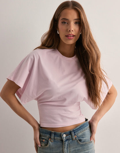 Vera | Chic boxig crop-topp med formad fåll